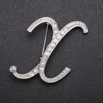 Broszka z inicjałem litery «X», białe kryształy, kolor metalu «szary» 43×38 mm