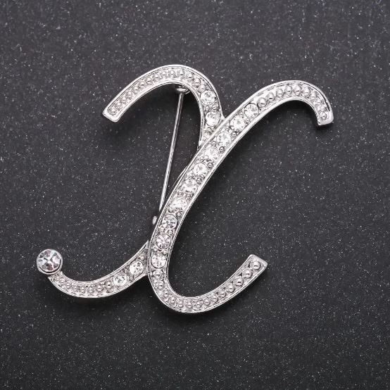 Broszka z inicjałem litery «X», białe kryształy, kolor metalu «szary» 43×38 mm
