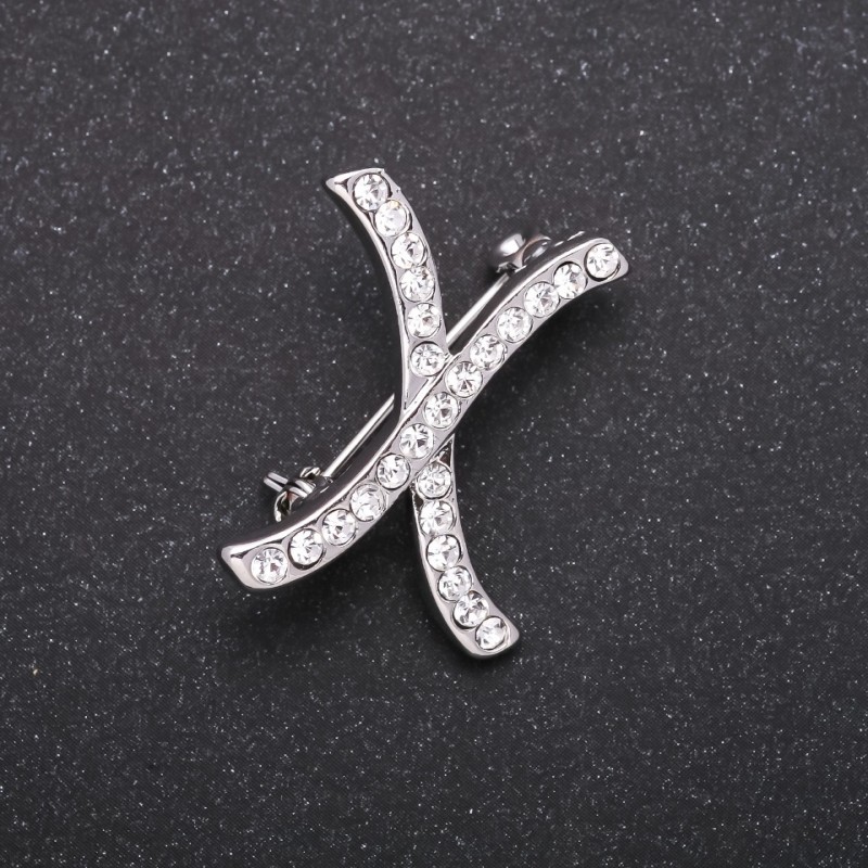 Broszka inicjał litery «X» białe kryształy, kolor metalu «szary» 27×21 mm