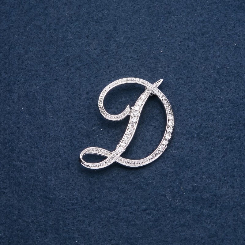 Broszka z inicjałem "D" 40×36 mm, kolor metalu "srebro"