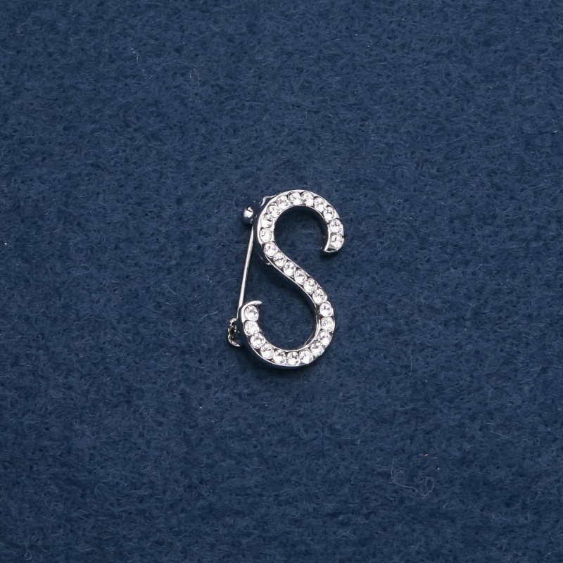 Broszka inicjał litera „S” 28x17 mm kolor metalu „srebro”