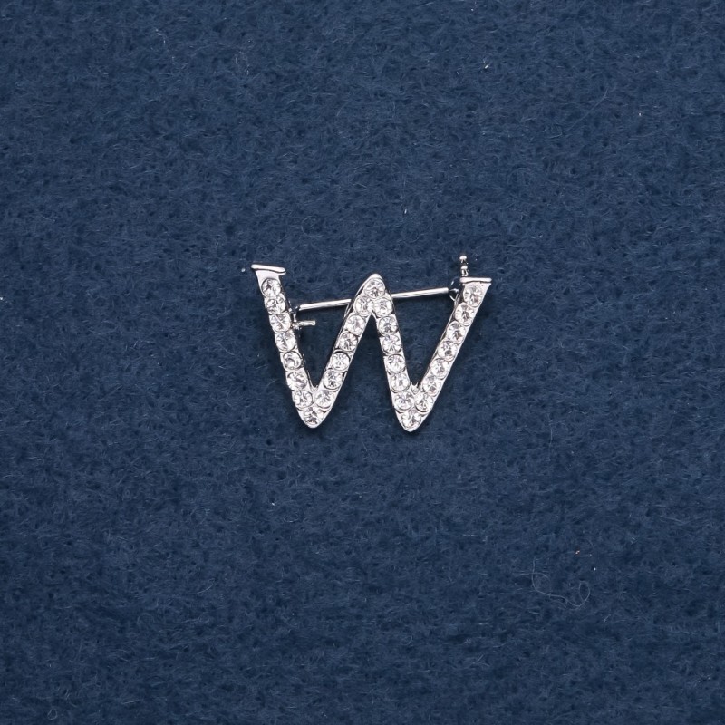 Broszka inicjał „W” 29×20 mm, kolor metalu srebrny
