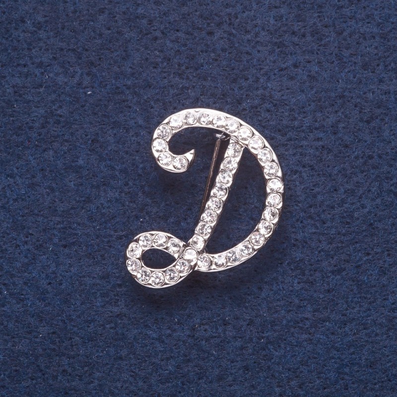 Broszka z inicjałem litera „D” kolor metalu srebrny 3×2 cm