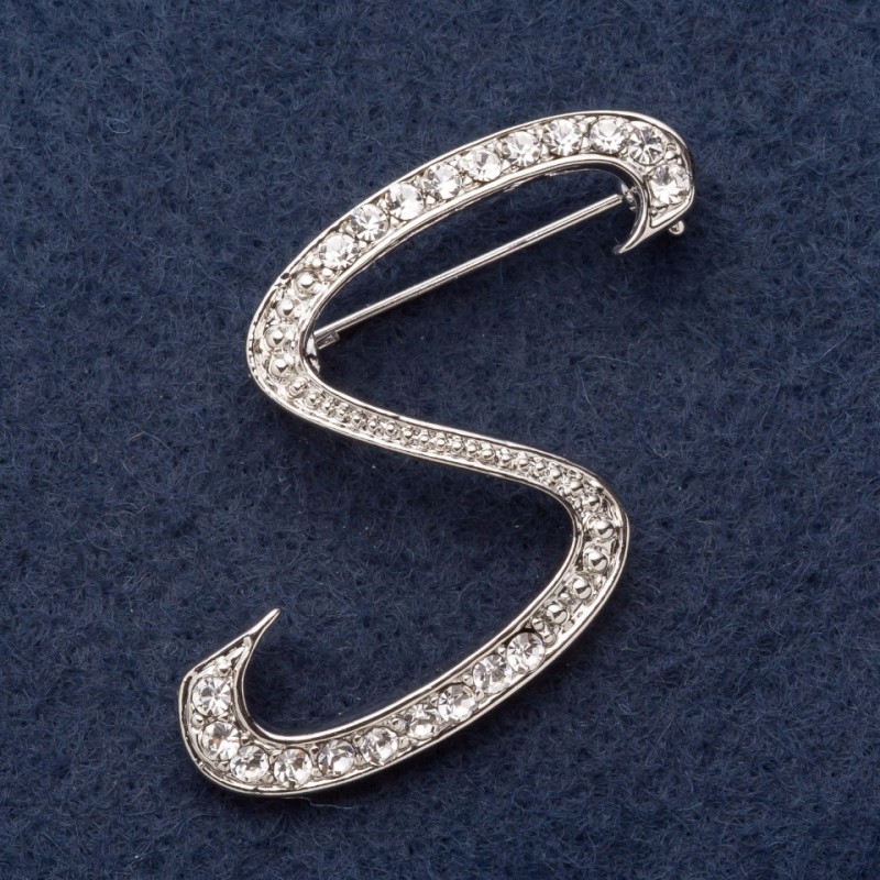 Broszka z serii „inicjał litery S” 3×3 cm, szary metal, z cyrkoniami