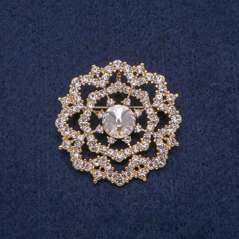 Broszka z złotym metalem i białymi kryształami 40×40 mm