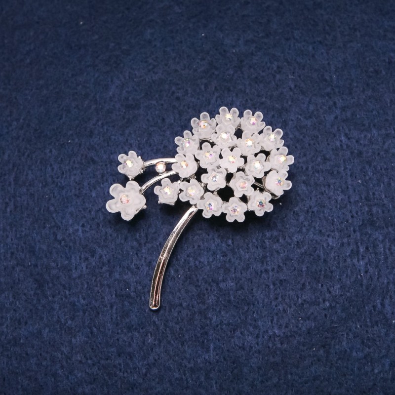 Broszka Kwiatuszka 52×40 mm, z białymi kryształami strass, metal srebrzysty