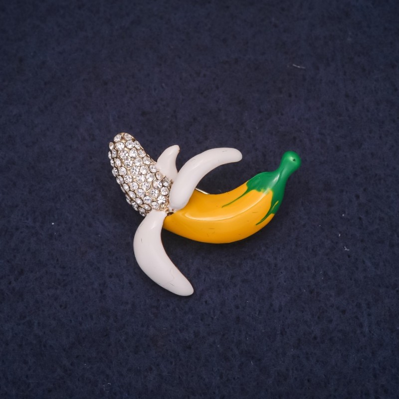 Broszka w kształcie banana, 28×25 mm, z kryształami, emalią, kolor biały, żółty i zielony, metal srebrzysty