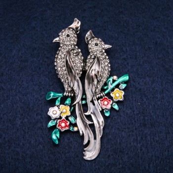 Broszka «Papugi» emaliowana i szare kryształy 42×67 mm
