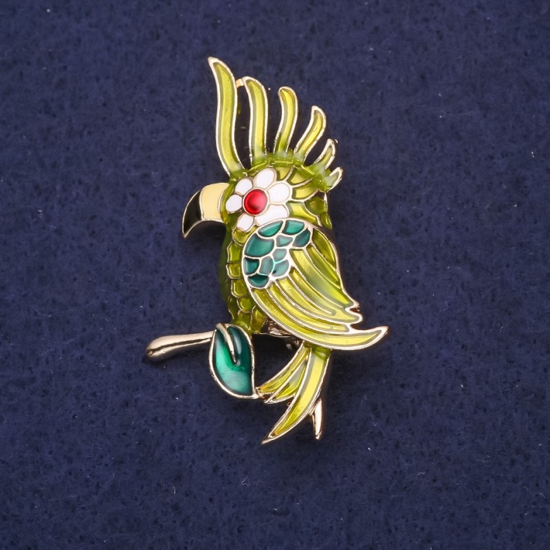 Broszka Papuga emalia, kolory: zielony, biały i czerwony, 50×30 mm, metal złocisty