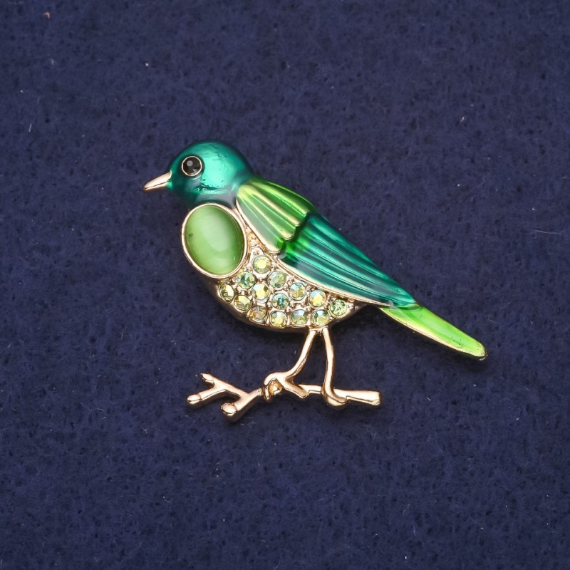 Broszka Ptak z kamieniem kocie oko, cyrkoniami, emalią, kolor zielony, efekt chameleonowy, 44×27 mm, metal w kolorze złotym