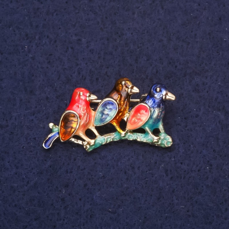 Broszka Ptaki na gałęzi emalia kolor czerwony, błękitny, niebieski i brązowy 33×17 mm złoty metal