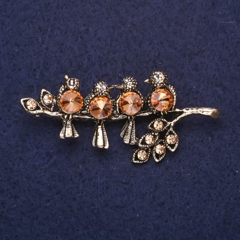 Broszka Ptaki na gałęzi z cyrkoniami w kolorze szampańskim, 55×25 mm, metal złoty