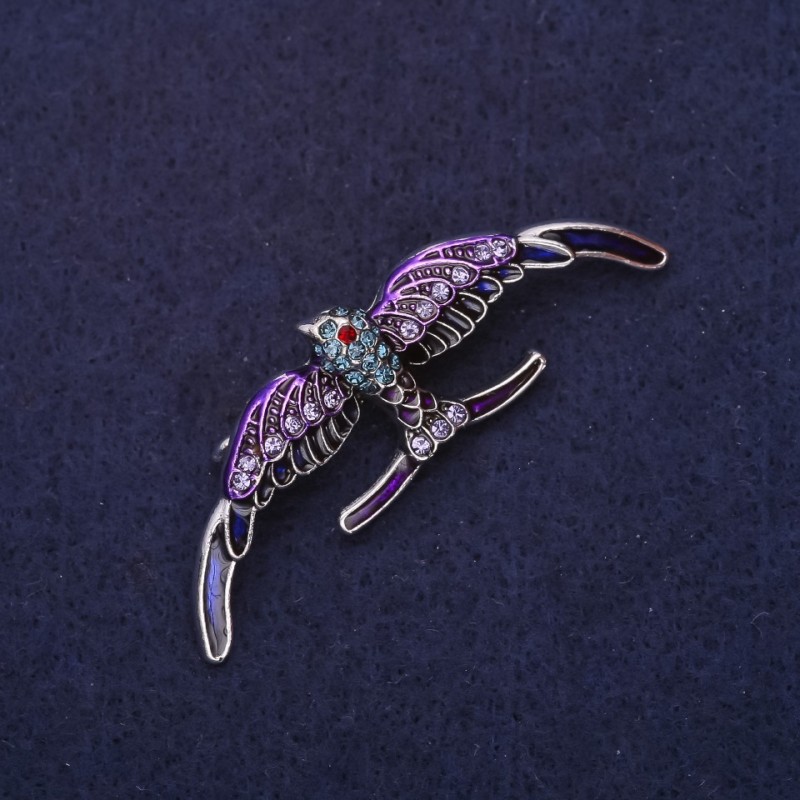 Broszka Jaskółka, emaliowana, z cyrkoniami, kolor fioletowy, niebieski i błękitny, 54×18 mm, metal srebrzysty