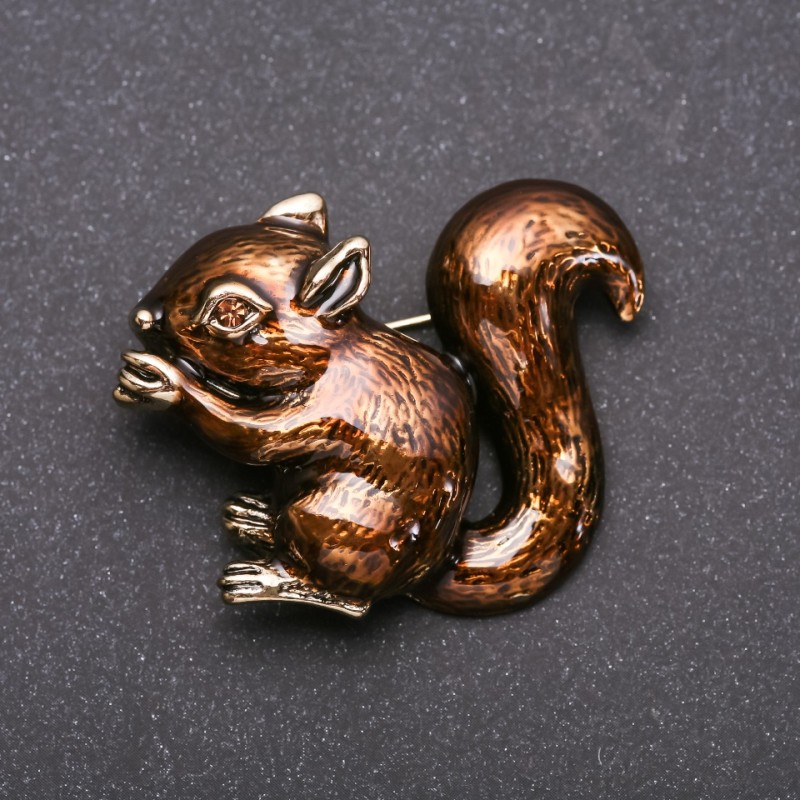 Broszka Wiewiórka z emalią, kolor brązowo-złoty, metal złoty, 48×38 mm