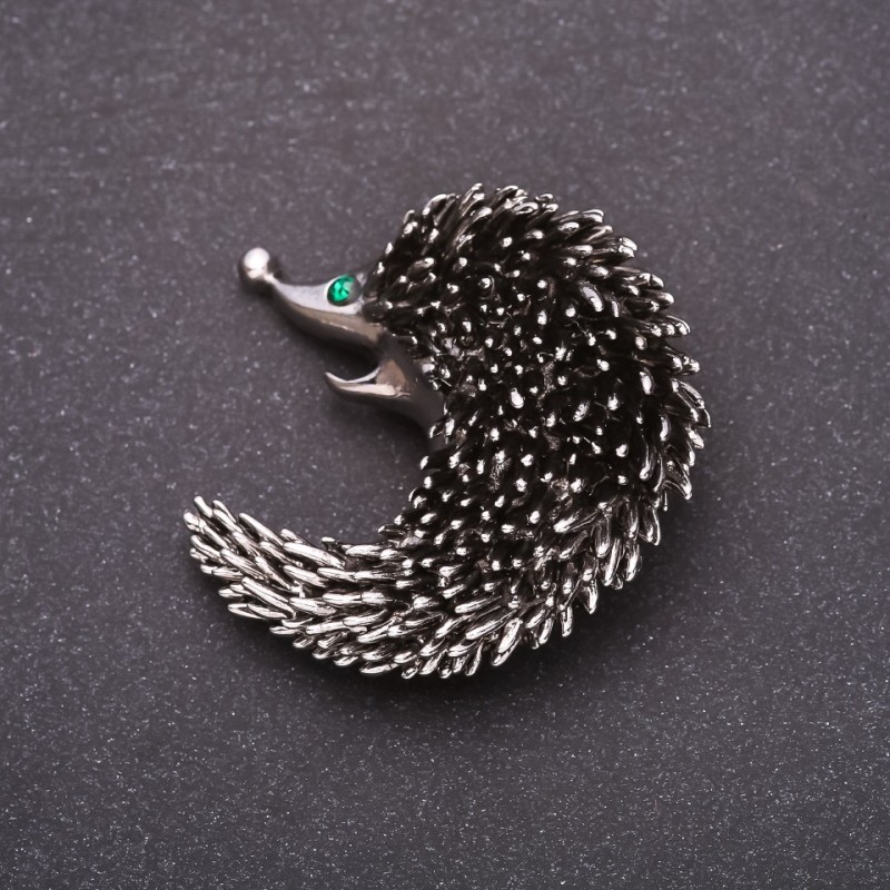 Broszka pangolin z zielonymi cyrkoniami 43×43 mm, w szarym metalu