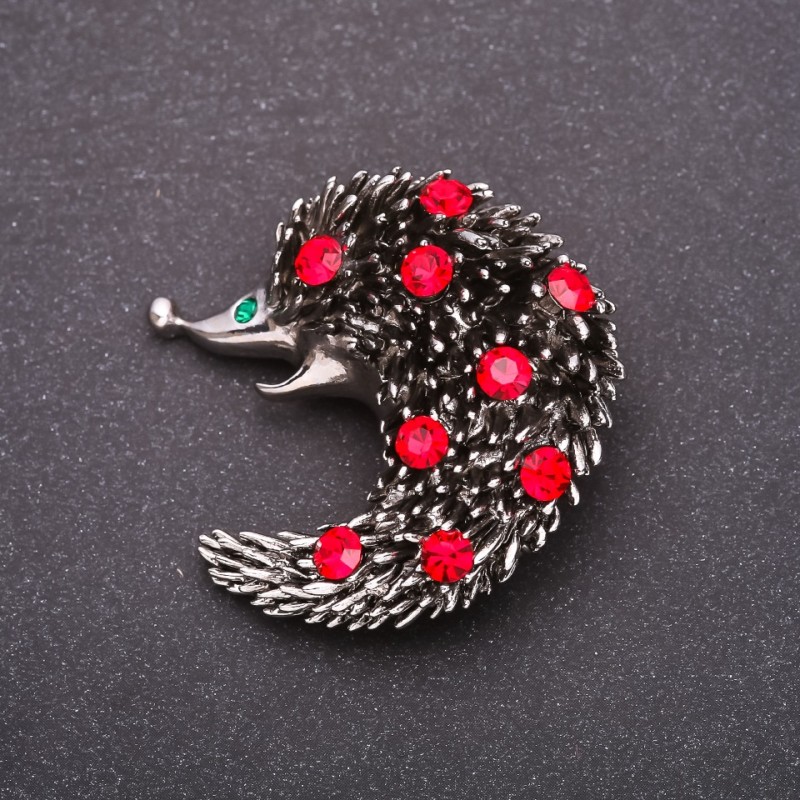 Broszka z czerwonymi cyrkoniami 42×42 mm, z żółtego metalu