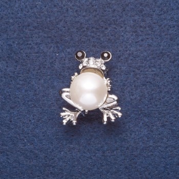Broszka „Żaba z białą perłą” (im.) Kolor metalu: srebro 3×2,5 cm
