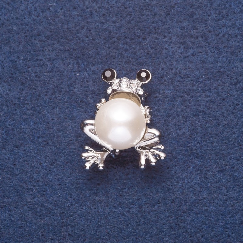 Broszka „Żaba z białą perłą” (im.) Kolor metalu: srebro 3×2,5 cm