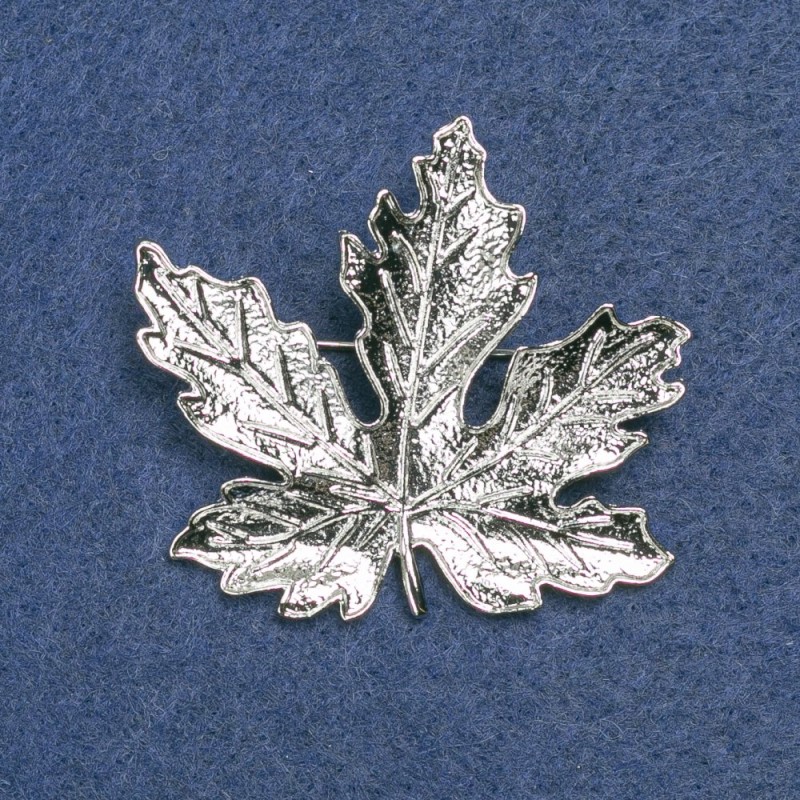 Broszka Liść klonu ze srebrzystego metalu 42×47 mm +