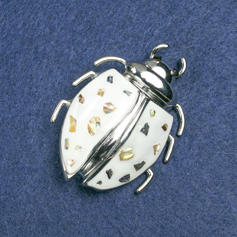 Broszka „Żuczek” – srebrzysty metal, biała emalia, haliozyt i czarne kryształy strassowe 58×24 mm +