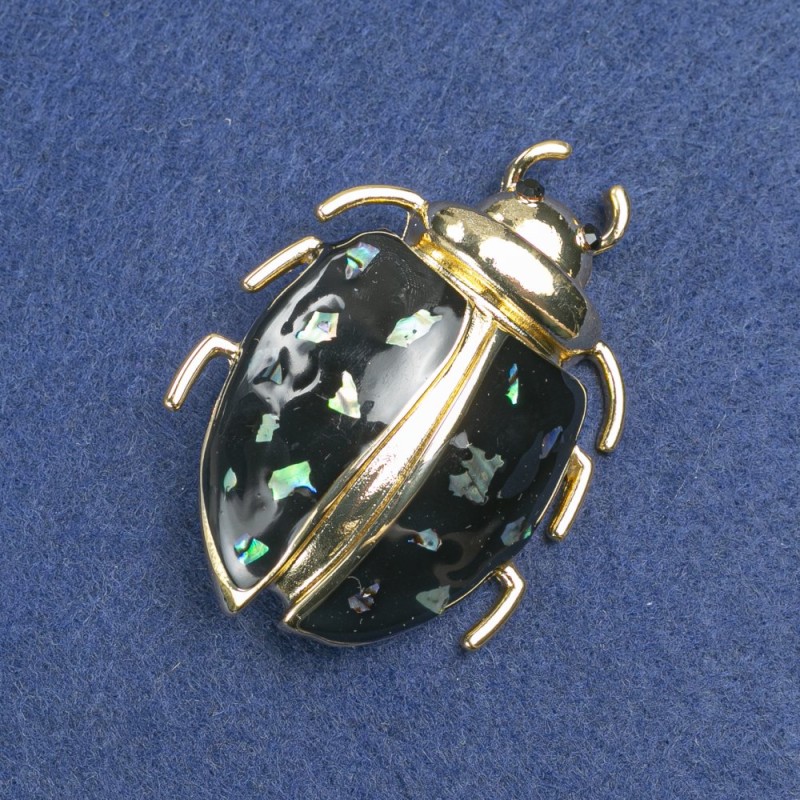 Broszka Żuczek z złocistym metalem, czarną emalią, haliozytem i czarnymi cyrkoniami 58×24 mm
