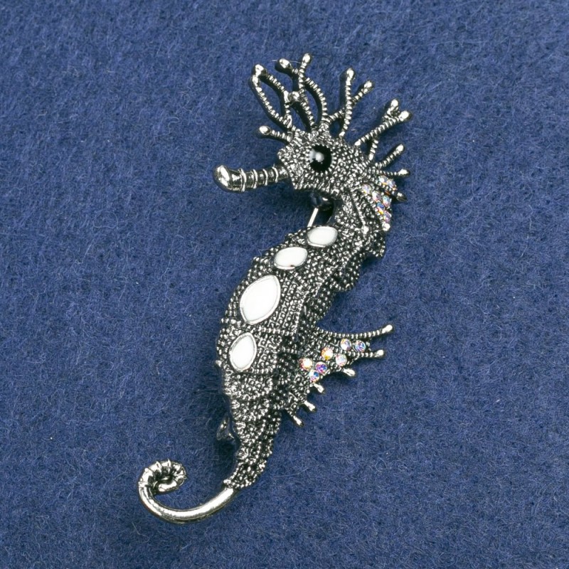 Broszka Koń morski srebrzysty metal, biała emalia i białe kryształy strassowe 47×15 mm +
