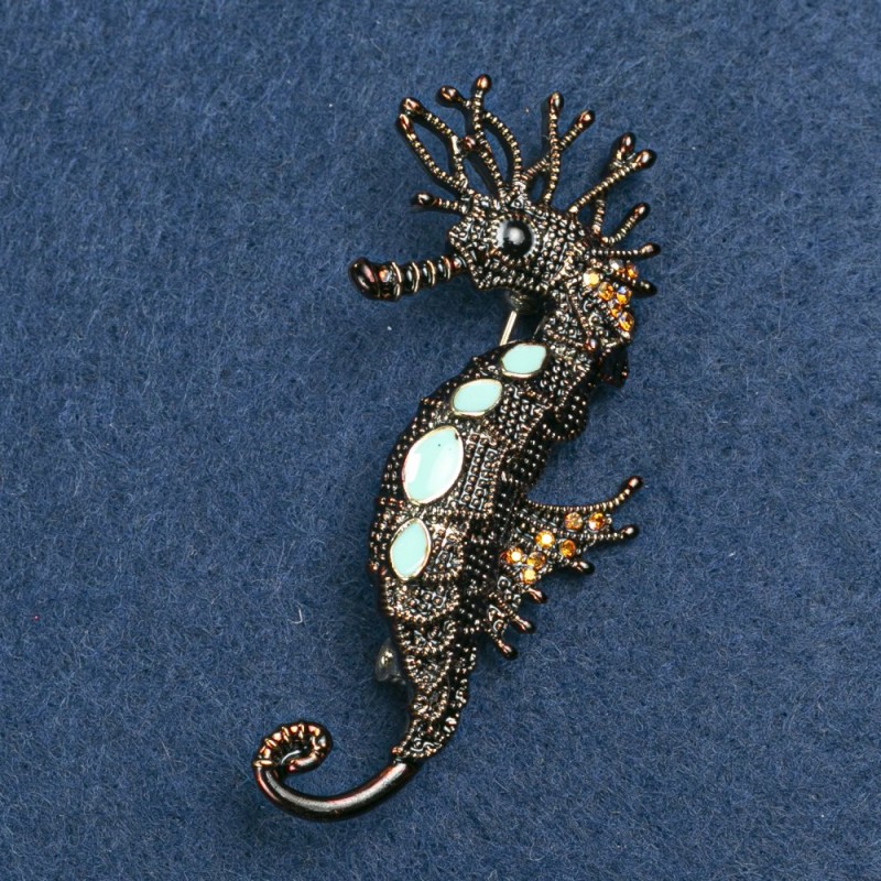 Broszka Morski konik złocisty metal, turkusowa emalia i złociste kryształki strass 47×15 mm +