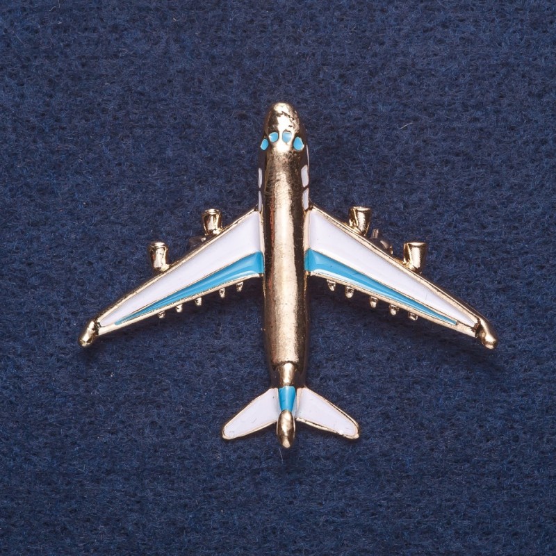 Broszka „Samolot” biała i błękitna emalia, kolor metalu: złoto, 4×5 cm