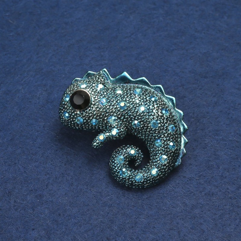 Broszka Kameleon z złotego metalu, emalią i kryształkami strass w kolorze benzynowym, 42×30 mm +