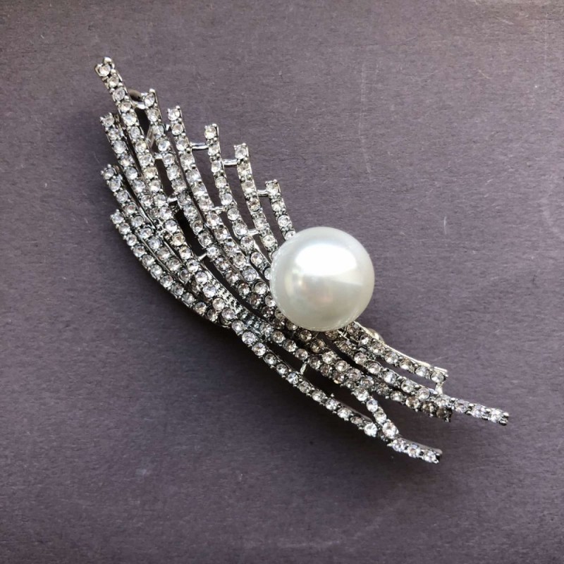 Broszka-kulon ze srebrzystego metalu ze kryształami i z koralikiem, średnica 13 mm, wymiary 76 x 23 mm