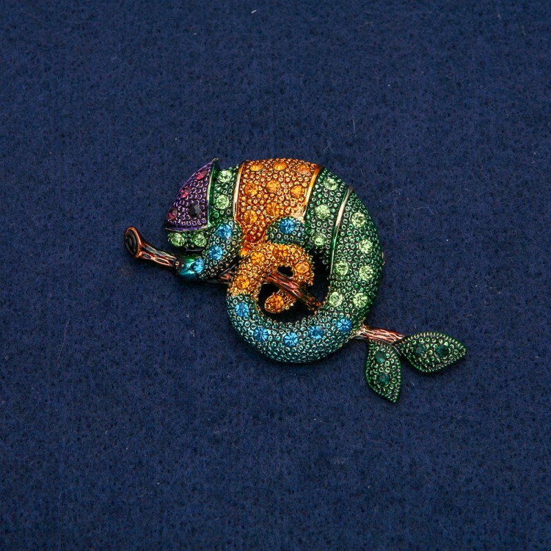 Broszka Kameleon złocisty metal z czarnymi, żółtymi, zielonymi, błękitnymi, fioletowymi i ciemnozielonymi kryształkami strass 63×35 mm