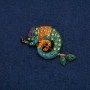 Broszka Kameleon złocisty metal z czarnymi, żółtymi, zielonymi, błękitnymi, fioletowymi i ciemnozielonymi kryształkami strass 63×35 mm