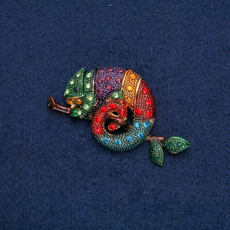 Broszka Kameleon złocisty metal z różnokolorowymi kryształami 63×35 mm +