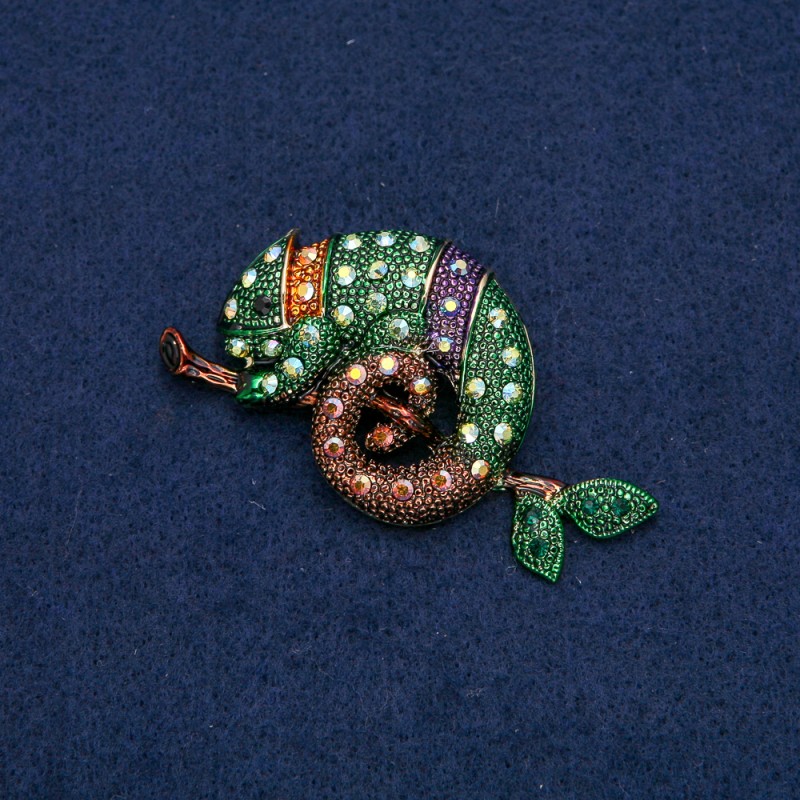 Broszka Kameleon z metalem złocistym i kryształami w kolorze benzyny 63×35 mm +