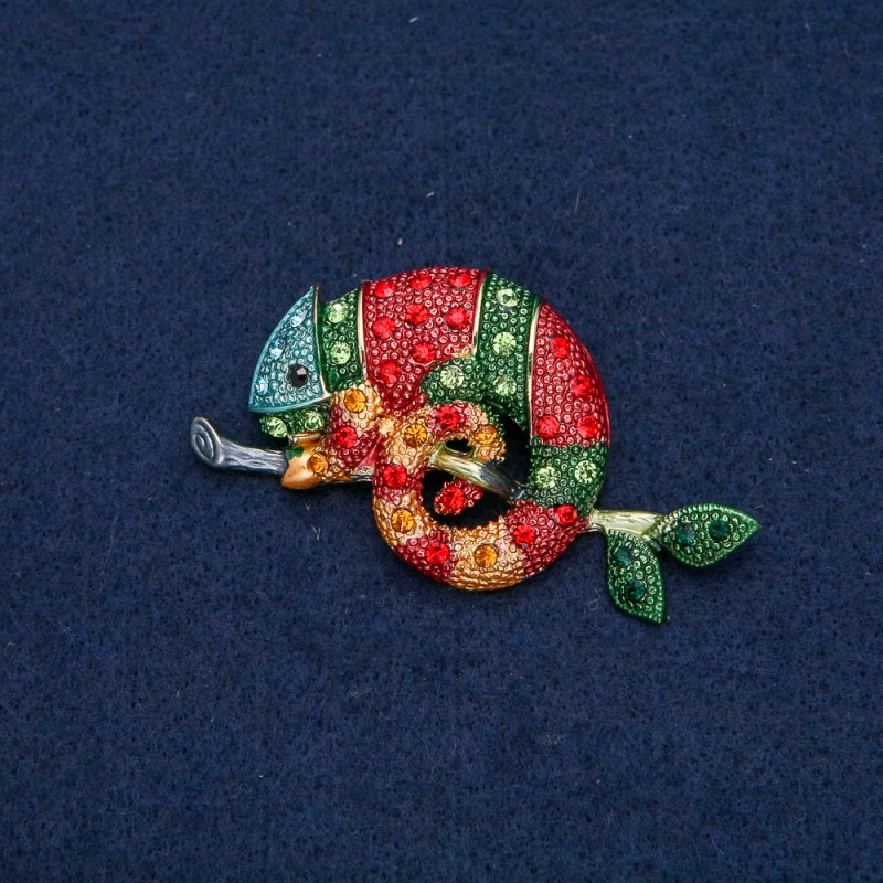 Broszka Kameleon z złotym metalem i czarnymi, żółtymi, zielonymi, czerwonymi, ciemnozielonymi i błękitnymi kryształami 63×35 mm +