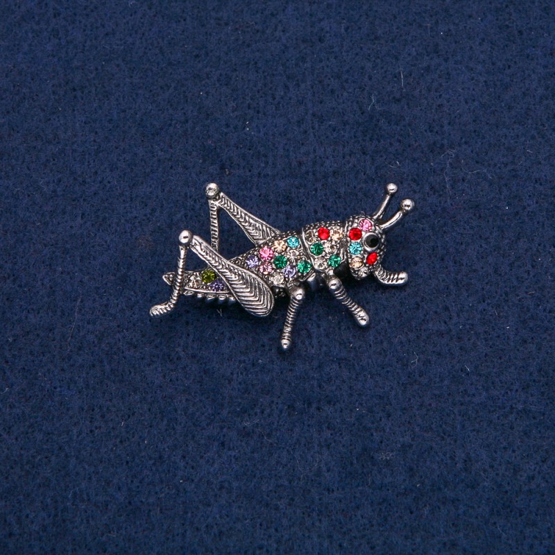 Broszka «Konik polny», srebrzysty metal z kolorowymi kryształami 42×26 mm +