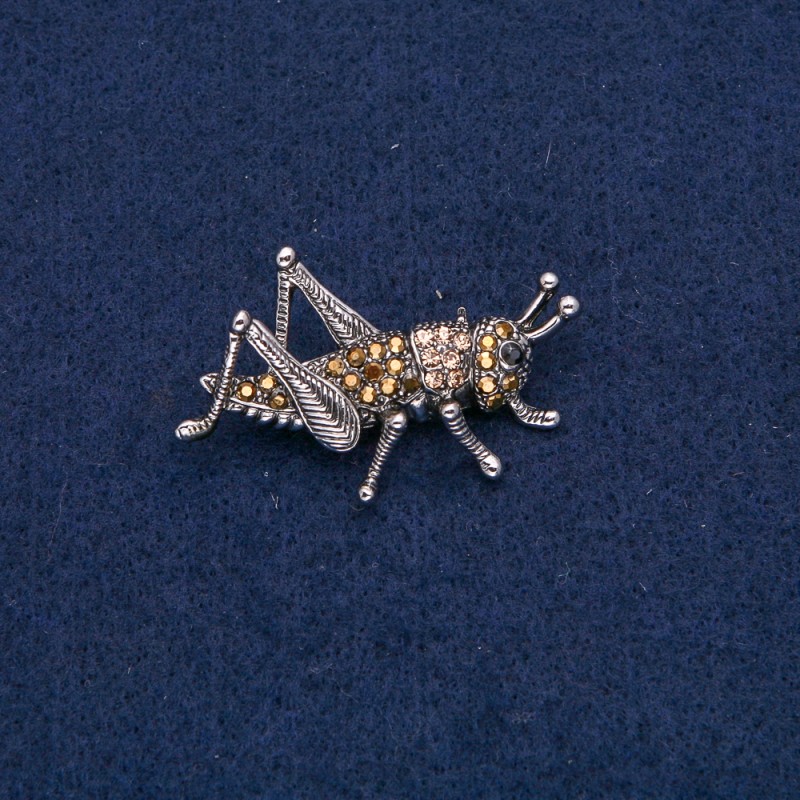 Broszka Konik polny, srebrzysty metal, z czarnymi i żółtymi cyrkoniami, 42×26 mm +