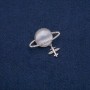 Broszka Saturn Kocie oko z samolotem, srebrzysty metal z białymi kryształami 35×20 mm +