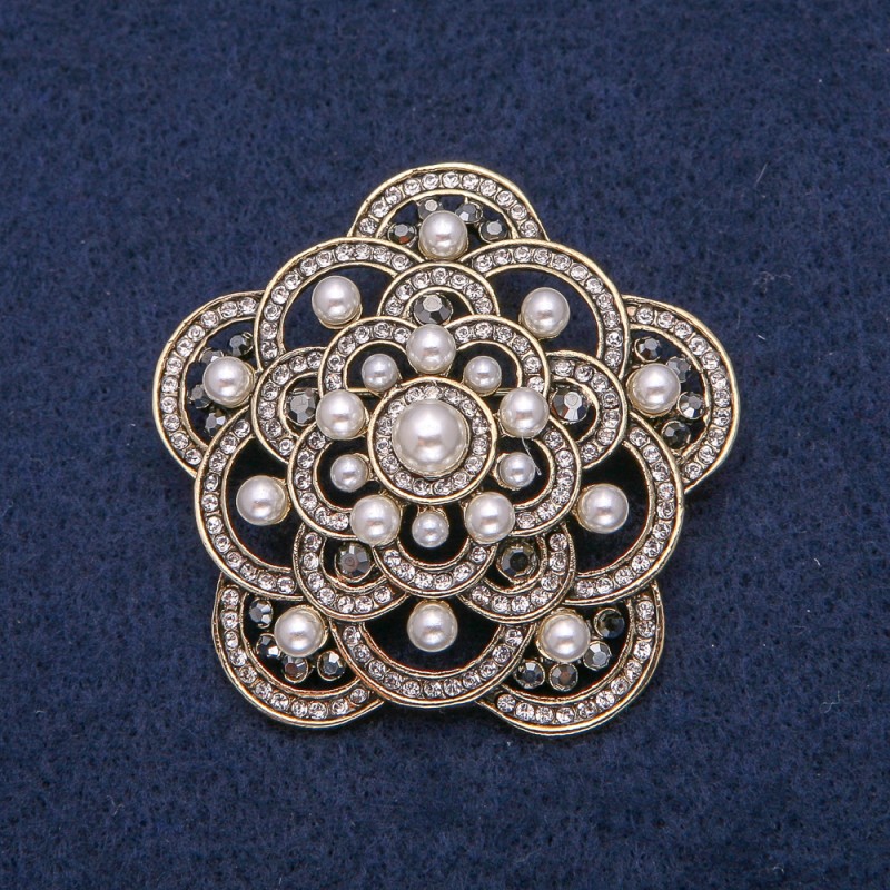 Broszka z białymi koralikami i ciemnymi kryształami, złocisty metal 47×47 mm