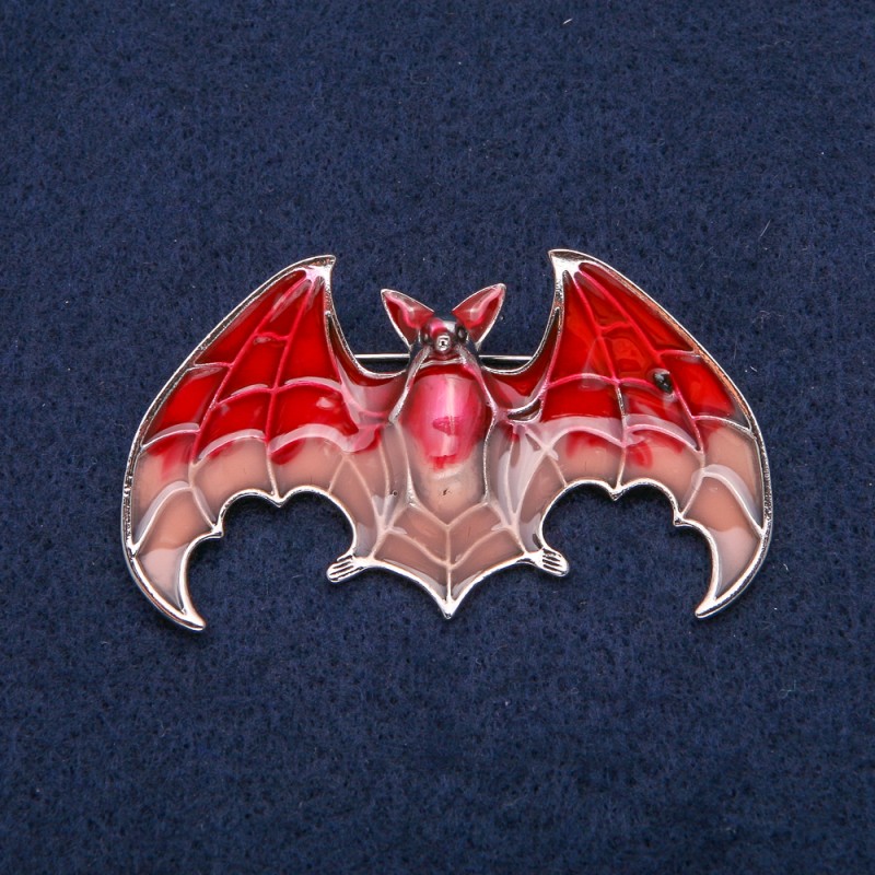 Broszka w kształcie nietoperza, emaliowana, 60×35 mm, metal srebrzysty