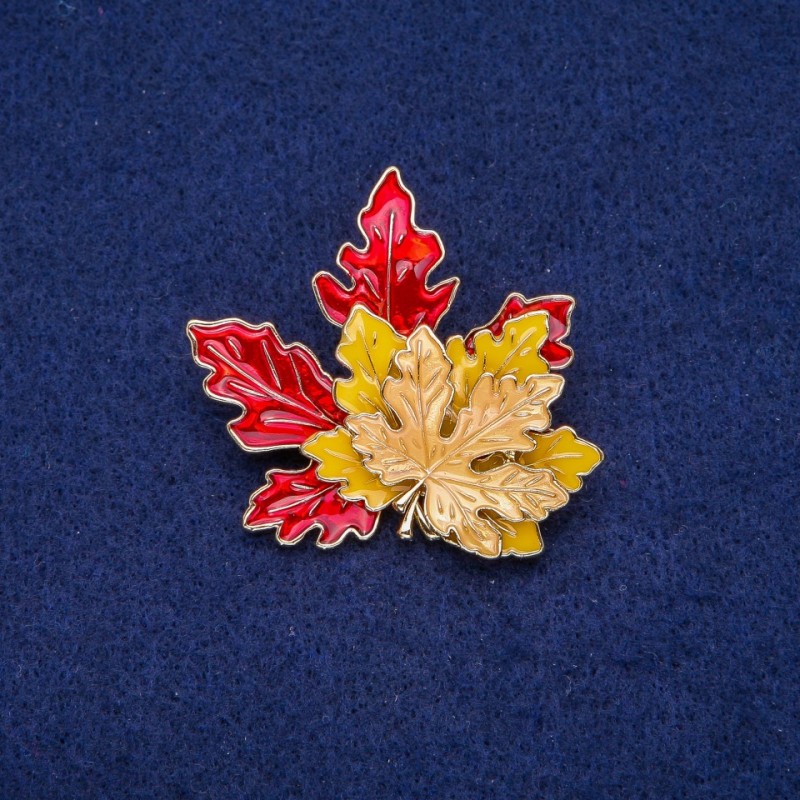 Broszka Liście z emalią 44×46 mm, metal złocisty