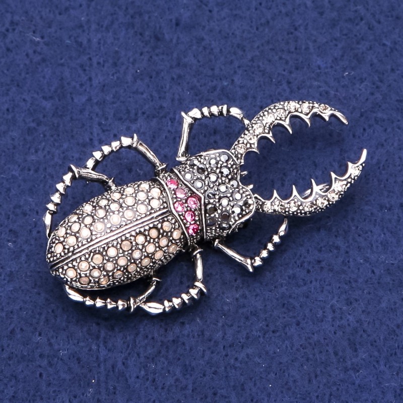 Broszka Majowy Żuk ze strassami, metal srebrzysty, 29×55 mm