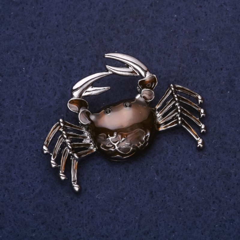 Broszka Krab – brązowa emalia, srebrzysty metal, 46×30 mm