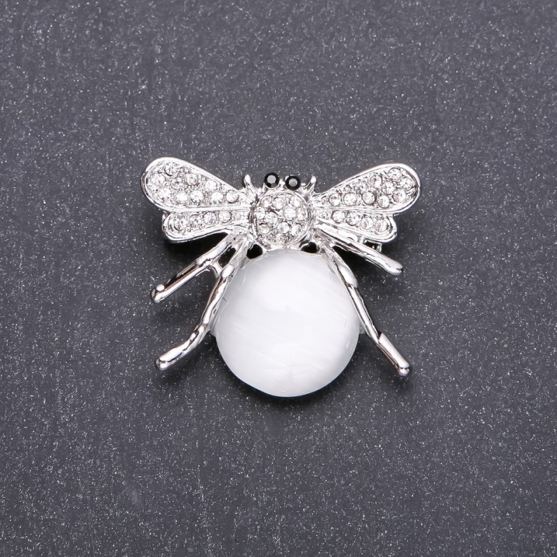 Broszka Motyl z naturalnym kamieniem białego kociego oka, 35×30 mm, biały metal