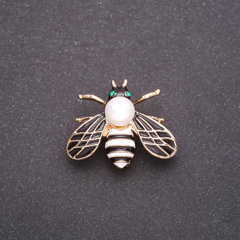 Broszka Motyl biała i czarna emalia 33×28 mm na żółtym metal