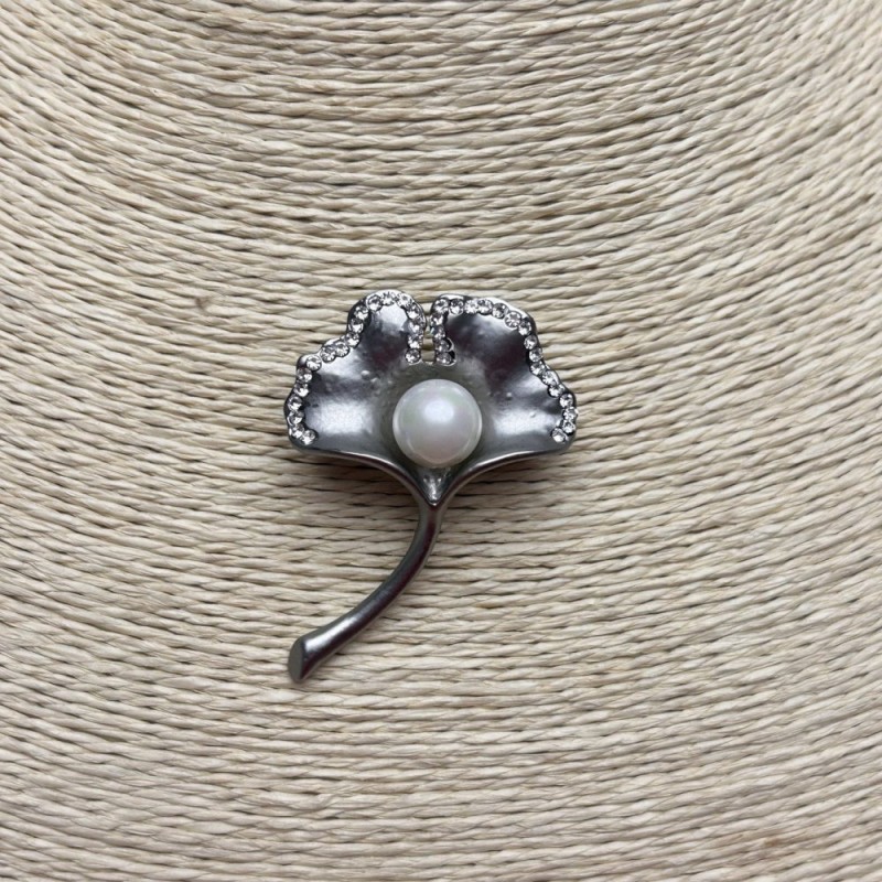 Broszka «Bukiet» ze srebrzystego metalu, perły Majorki i strassów 45×32 mm +