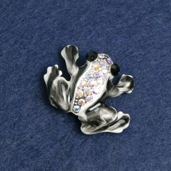 Broszka Żaba – metal srebrzysty, kryształami i emalią 28×35 mm +