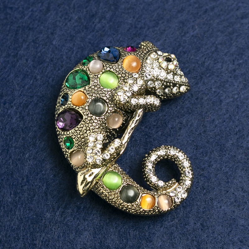 Broszka «Kameleon» — metal złoty, kamień «kocie oko» i strassów 52×46 mm +