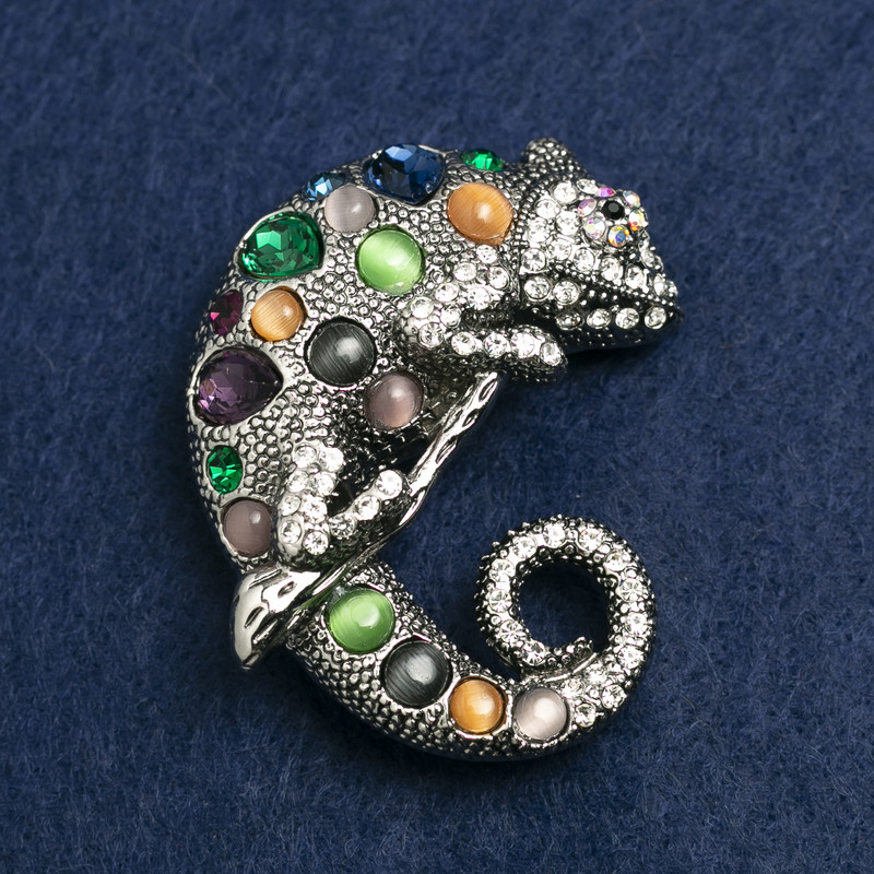broszka kameleon ze srebrzystego metalu, z kocim okiem i kryształami strassowymi 52×46 mm +