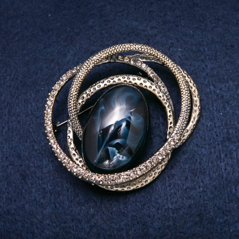 Broszka Akcent 55×55 mm, kryształy, kaboszony, kolor biały i niebieski, metal złocisty